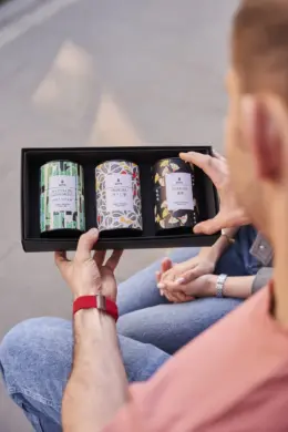 Coffrets avec du thé en feuilles